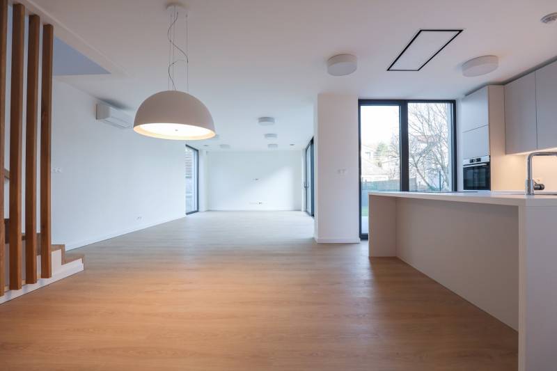 kuchyňa s jedálňou a obývacou časťou.jpg