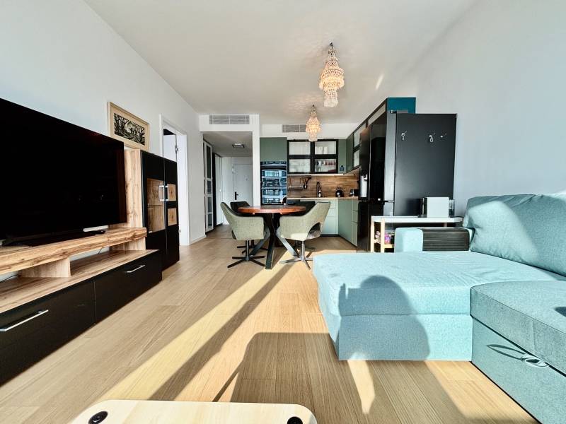 obývačka s kuchyňou